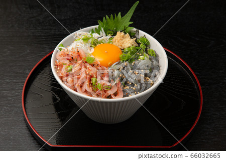 生櫻桃蝦和白碗 生櫻桃蝦和白碗 66032665