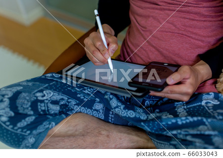 男人在平板電腦上畫插圖 男人在平板電腦上畫插圖 66033043