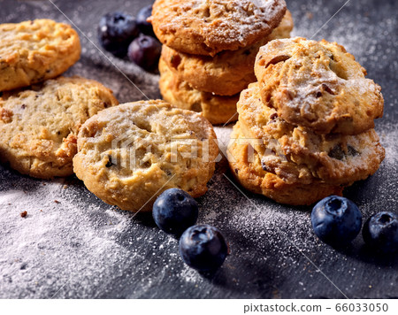 Chocolate chip cookies tied with string on shop window display 66033050