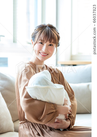 媽媽抱著一個嬰兒 媽媽抱著一個嬰兒 66037823
