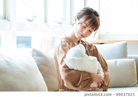 媽媽抱著一個嬰兒 66037825