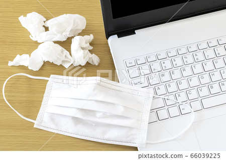 桌上的白色面具的筆記本電腦 66039225