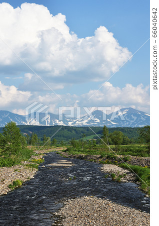 Umobetsu River and Tokachidake mountain range seen from Kumanozawa Bridge (Biei, Hokkaido) Umobetsu River and Tokachidake mountain range seen from Kumanozawa Bridge (Biei, Hokkaido) 66040642