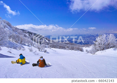 Snowboarders taking a break before the ski run in midwinter 66042143