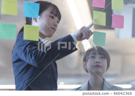 女人見面時看著粘滯便箋 66042368
