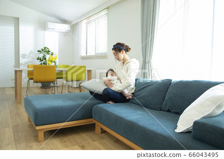 媽媽抱著一個嬰兒 66043495