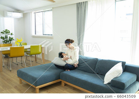 媽媽抱著一個嬰兒 66043509