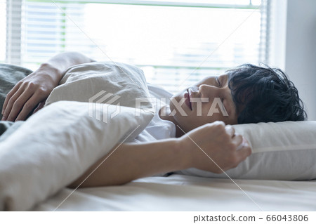 年輕人睡覺的臉 66043806