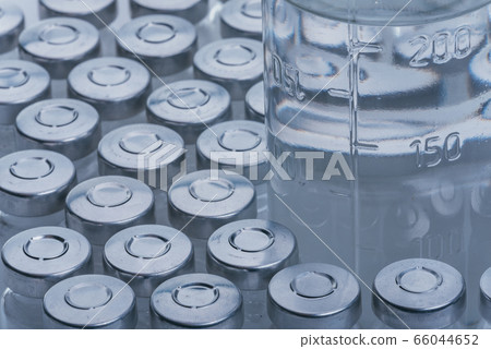 Glass medical ampoule vial for injection. Medicine is dry white drug penicillin powder or liquid with of aqueous solution in ampulla. Close up. 66044652