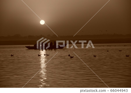 神聖恒河（印度-瓦拉納西）發出的光芒 66044943