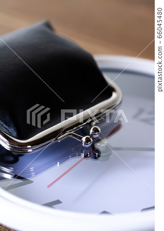 Clock and gamaguchi 66045480