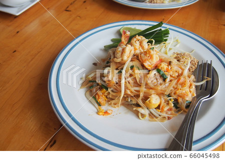 Pad thai 66045498