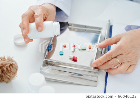 Doctor sorting medicine Doctor sorting medicine 66046122