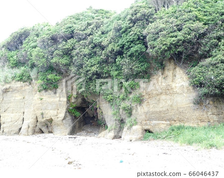 Cave in front of "Kuguriiwa" eroded by rough seas 66046437