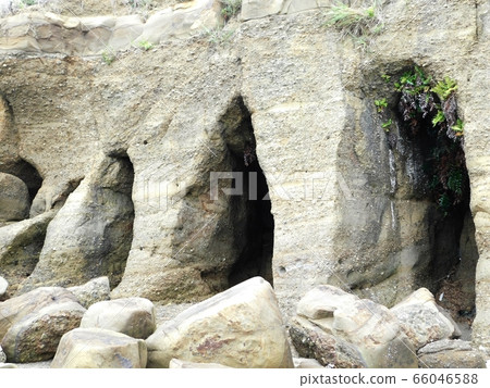 “ Kugiwa”前面的無數洞穴被波濤洶湧的大海侵蝕了 “ Kugiwa”前面的無數洞穴被波濤洶湧的大海侵蝕了 66046588