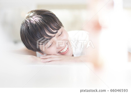 女性俯臥美容生活方式 66046593