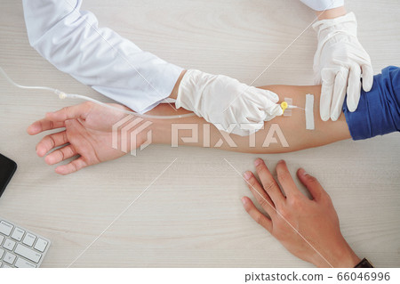 Patient getting infusion therapy 66046996