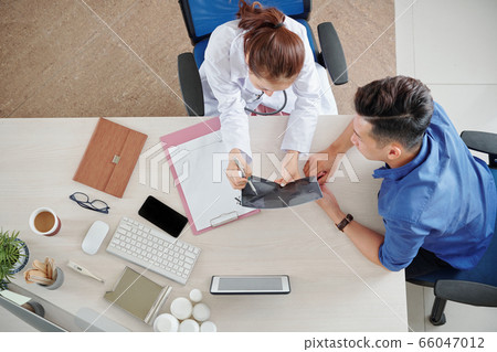 Pulmonologist talking to patient Pulmonologist talking to patient 66047012