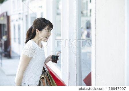 年輕女人購物 66047907