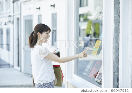 年輕女人購物 年輕女人購物 66047911