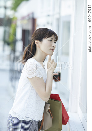 年輕女人購物 66047915