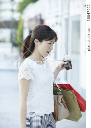 年輕女人購物 66047922