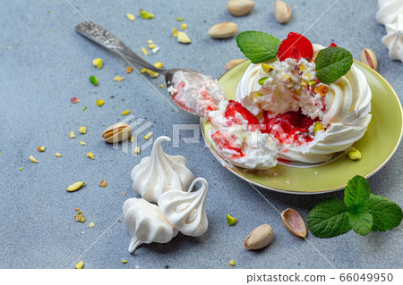 Mini Pavlova cakes with strawberry sauce, 66049950