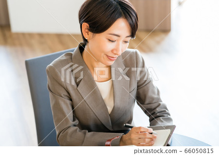 businesswoman, memo, business 66050815