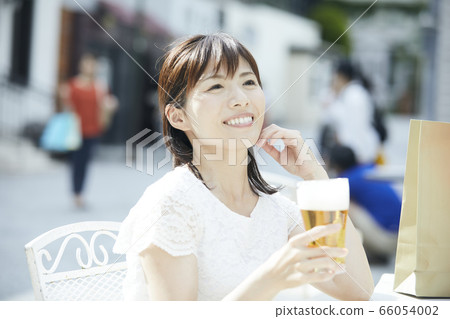 女人啤酒喝啤酒花園 66054002