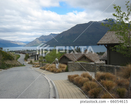 Wakatipu Lake, Queenstown, New Zealand 66054615
