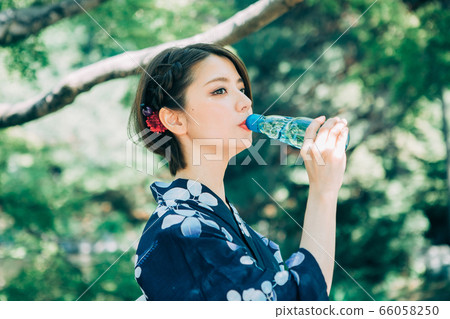 Yukata飲用的ramune的一名婦女 66058250