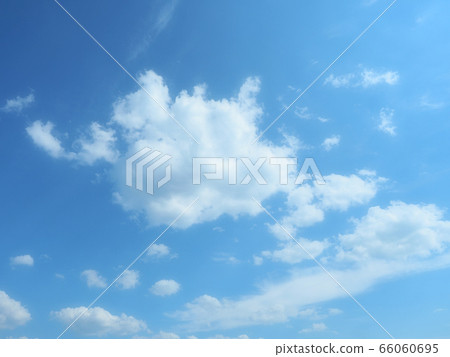 Blue sky and white clouds (soft focus) 66060695