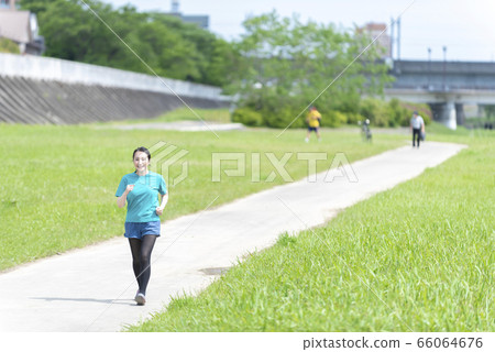 慢跑步行婦女健康運動 慢跑步行婦女健康運動 66064676