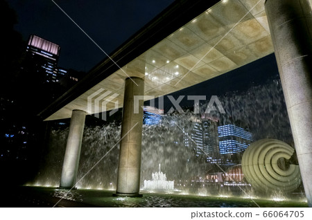 Wadakura Fountain Park and Marunouchi Building night view 66064705