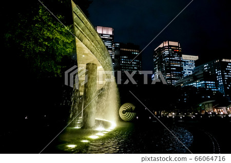 Wadakura Fountain Park and Marunouchi Building night view 66064716