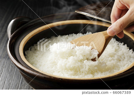 米飯在陶罐中煮熟 66067389