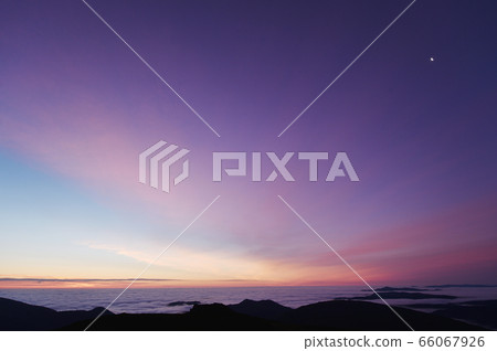 Early morning sunrise and sea of clouds (Hokkaido) 66067926