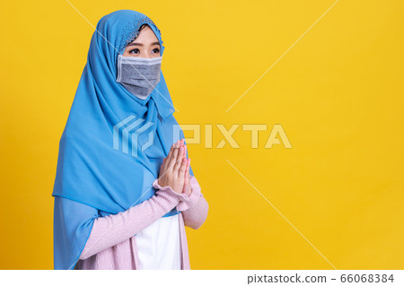 Asian woman in medical mask praying Coronavirus 66068384