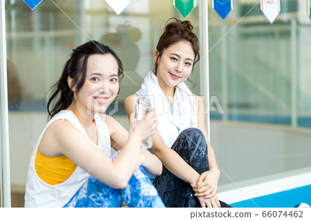 年輕女子,健身房,休息,補水 年輕女子,健身房,休息,補水 66074462