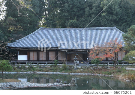 阿彌陀佛的Jururi-ji寺廟在深秋 66075201