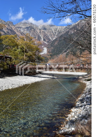 深秋的上高地 66078150