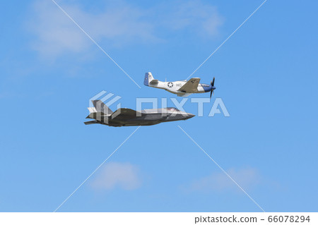 美國空軍F-35A P-51D編隊飛行 66078294
