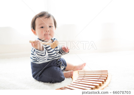 Baby and room 66078703