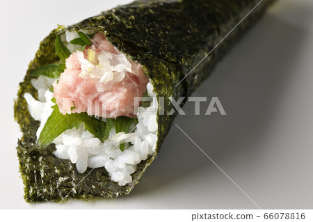 Negito roll, hand-rolled sushi Negito roll, hand-rolled sushi 66078816