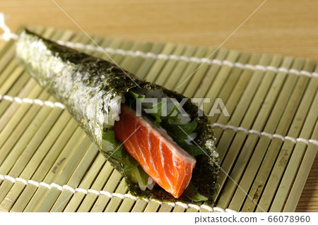 手捲三文魚 66078960