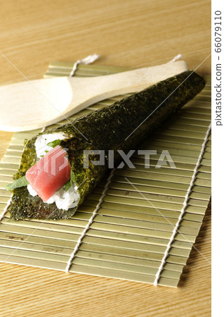 Tuna hand-rolled sushi 66079110
