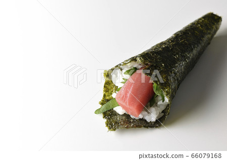 Tuna hand-rolled sushi 66079168