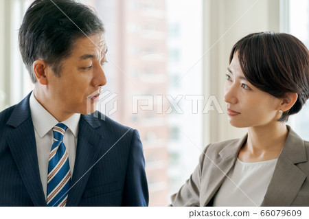 對抗 衝突 商務人士 66079609