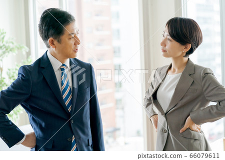 對抗 衝突 商務人士 66079611