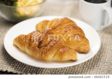 Croissant table 66081519
